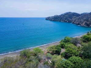 على الشاطئ، كراسي للتشمس، مناشف للشاطئ