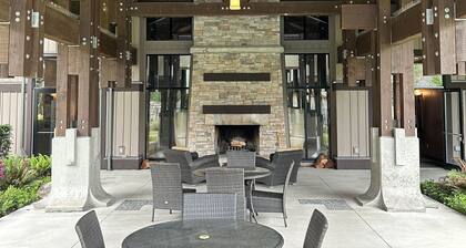 Elegant 2 master bdrm 2.5 bath townhome ocean views beach access, pool, hot tub