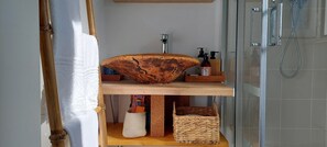 Douche, sèche-cheveux, bidet, serviettes fournies