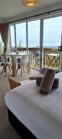 Deluxe Studio, Ocean View | Premium bedding, blackout drapes, iron/ironing board, free WiFi. Kaka Point Luxury Spa Accommodation