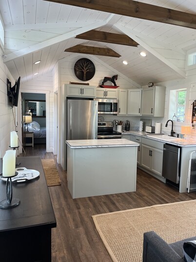 Cozy retreat located in the heart off the TIEC 
And the blue ridge mountains! 
