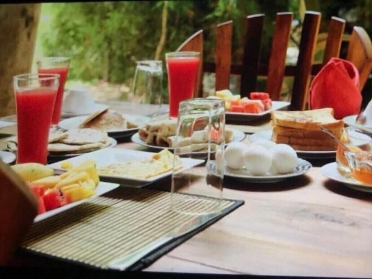 Una mesa de desayuno con diversas opciones de comida y bebidas.