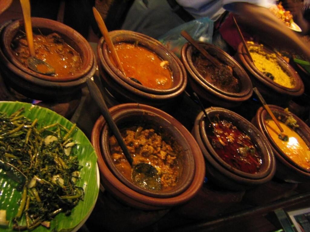 Diversos platos en vasijas de barro, evocando un ambiente de comida tradicional.