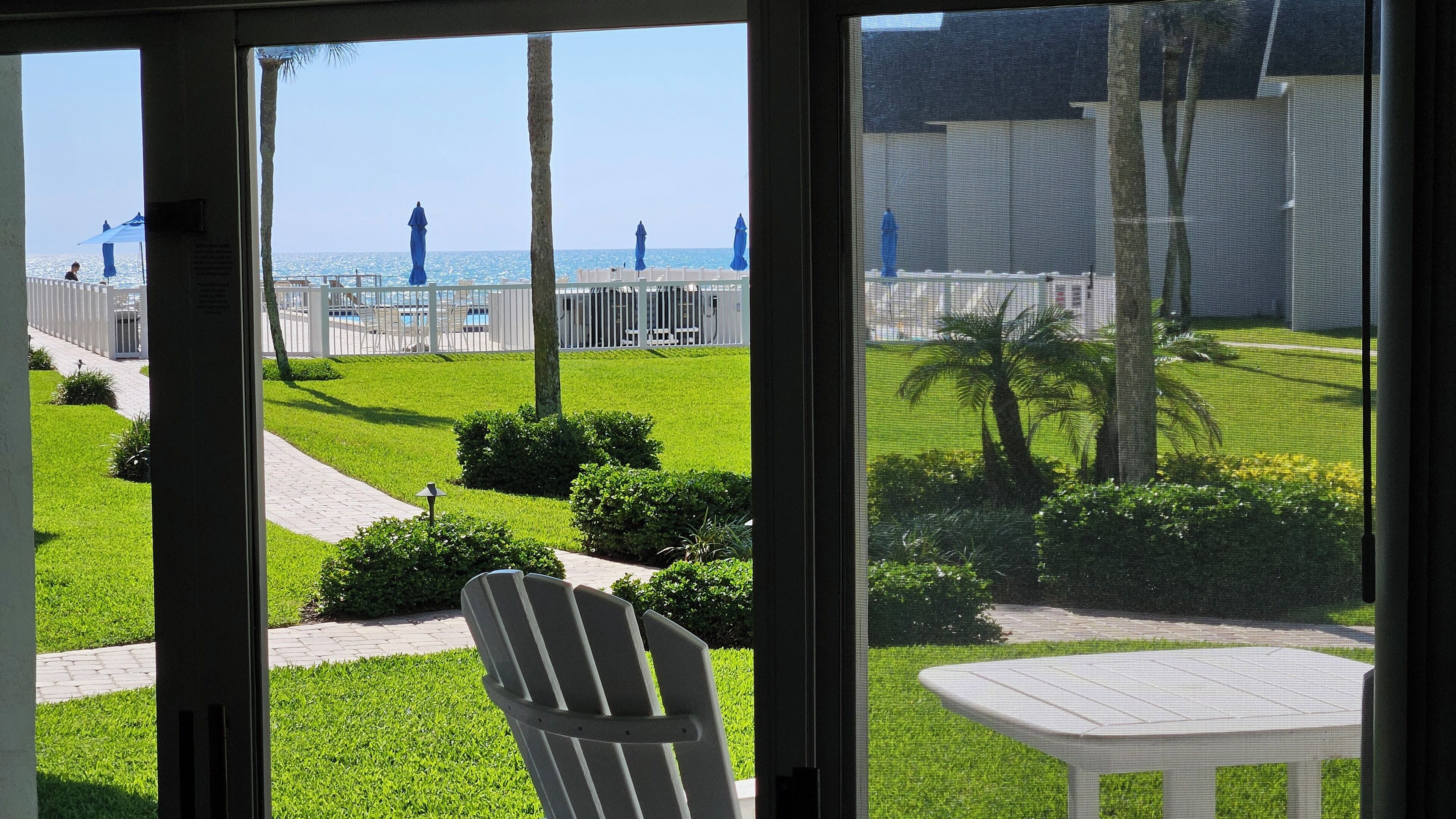 Seaside Serenity: Modern Beachfront Groundfloor Family condo on NO-drive beach