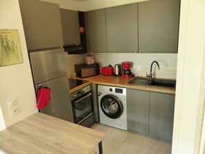 Réfrigérateur, micro-ondes, four, grille-pain