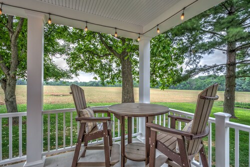 Shady Brick Getaway/ Cozy & charming /King bed /100 Acre farm