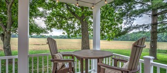 Shady Brick Getaway/ Cozy & charming /King bed /100 Acre farm