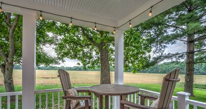 Shady Brick Getaway/ Cozy & charming /King bed /100 Acre farm