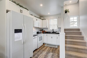 Refrigerador, microondas, horno y parrilla de estufa 