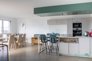 Een koelkast, een magnetron, een oven, een vaatwasser