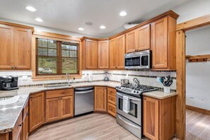 Køleskab, mikrobølgeovn, ovn, kogeplade