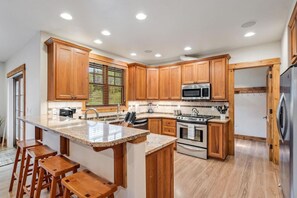 Réfrigérateur, four à micro-ondes, un four, surface de cuisson