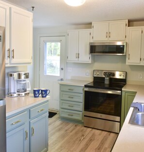 Kjøleskap, mikrobølgeovn, ovn og kokeplater