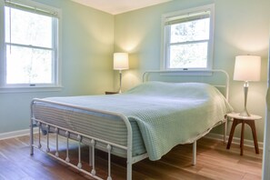 2 habitaciones, escritorio, tabla de planchar con plancha y wifi gratis 