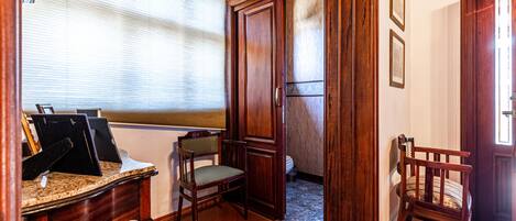 Un intérieur en bois comprenant un bureau, des chaises et une porte donnant sur une salle de bain.