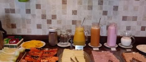 Un bufé con diferentes alimentos y bebidas.