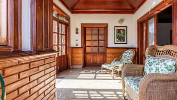 Nhà gỗ Deluxe | Khu phòng khách | TV LCD 32-inch có truyền hình kỹ thuật số, TV, lò sưởi