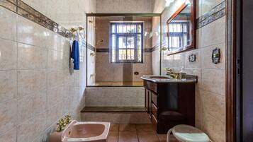 Nhà gỗ Deluxe | Phòng tắm | Khăn tắm, xà phòng, dầu gội, giấy vệ sinh