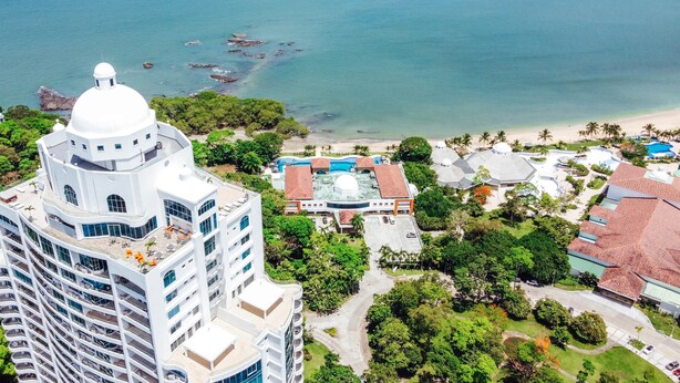 A coastal resort with a prominent white building, a beach, and a small island. - Apartment in Casa Bonita (Veracruz)