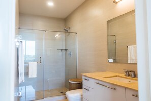 Shower, hair dryer, towels - Apartment in Casa Bonita (Veracruz)