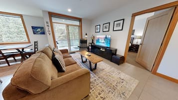 Téléviseur, foyer, livres