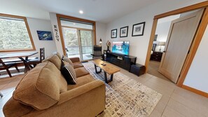 Televisión, chimenea y libros 