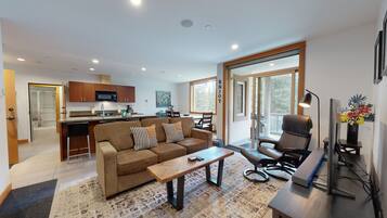 Téléviseur, foyer, livres