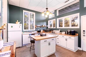 Fridge, microwave, oven, stovetop - Promo! 2 min to Helen! Sauna! Hot Tub! Fire Pit! (Helen)