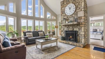 Een smart-tv, een open haard, videogames en tafelvoetbal