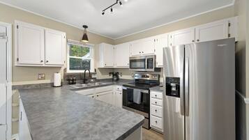 Refrigerador, microondas, horno y parrilla de estufa