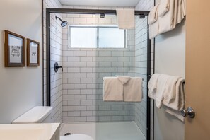 Dusche, Haartrockner, Handtücher