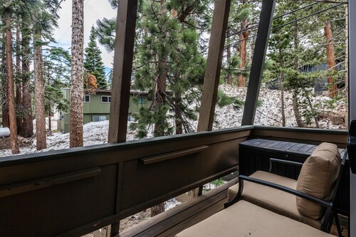 Tyrolean Village #6 - 2 Bedrm 1.5 Bath - Sleeps 6! Walk to Lift with private hot tub