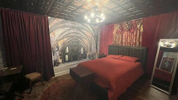 5 soverom, skrivebord, strykejern/-brett og reiseseng for barn