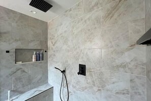 Badewanne, Haartrockner, Handtücher, Seife