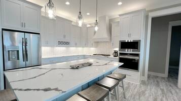 Nhà, 4 phòng ngủ | Bếp riêng | Tủ lạnh, dụng cụ pha cà phê/trà