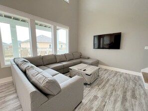 Casa, 4 habitaciones | Área de sala de estar | Smart TV 