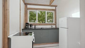 Jääkaappi, liesi, kahvin-/teenkeitin