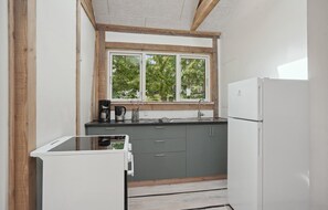 Kühlschrank, Herdplatte, Wasserkocher mit Kaffee-/Teezubehör