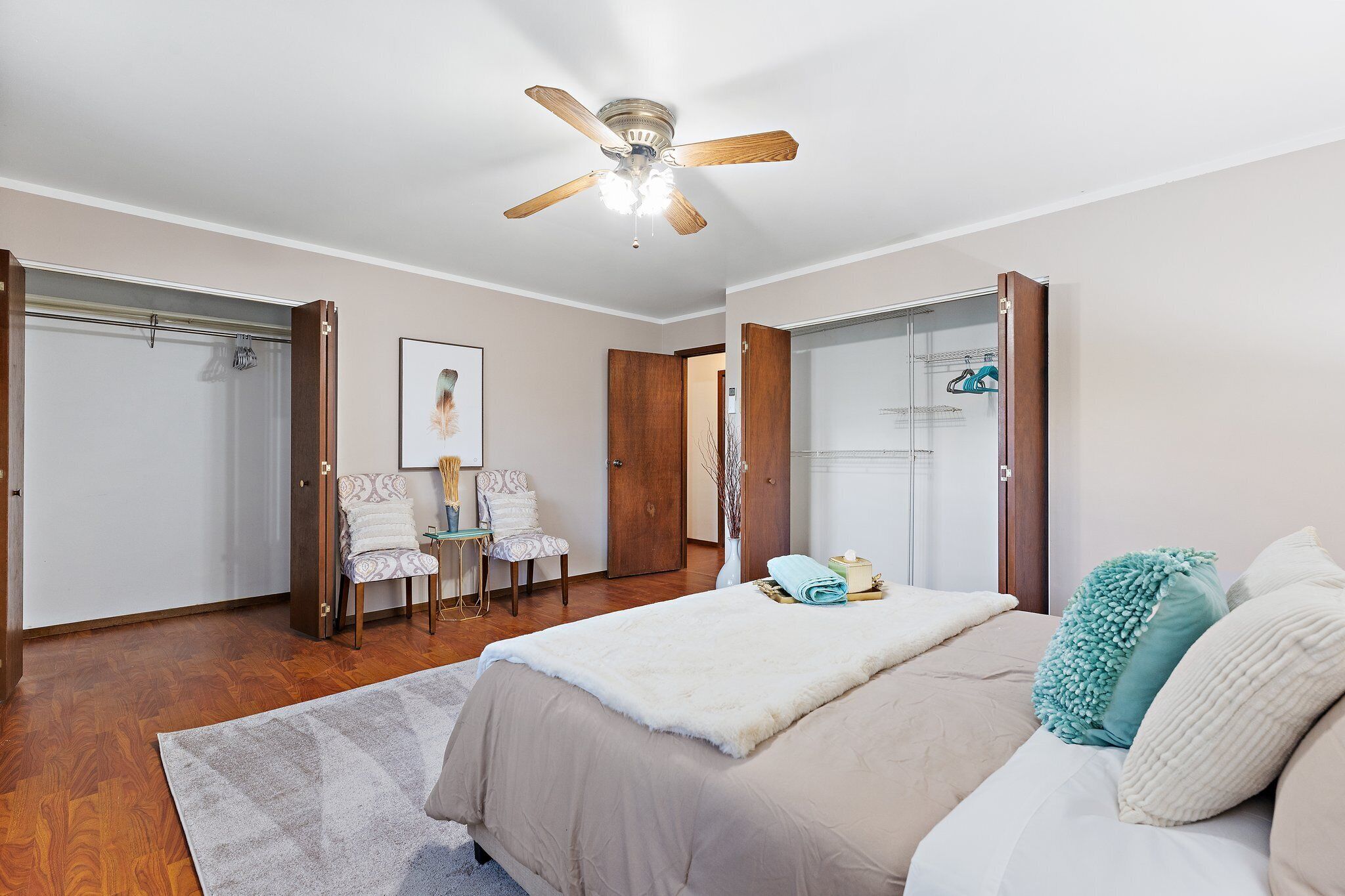 2 bedrooms, desk, WiFi, bed sheets