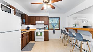 Een koelkast, een magnetron, een oven, een kookplaat