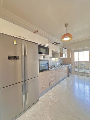 Private kitchen - Beau Appartement à 2 Mars Casablanca (DAR BOUAZZA CASABLANCA)