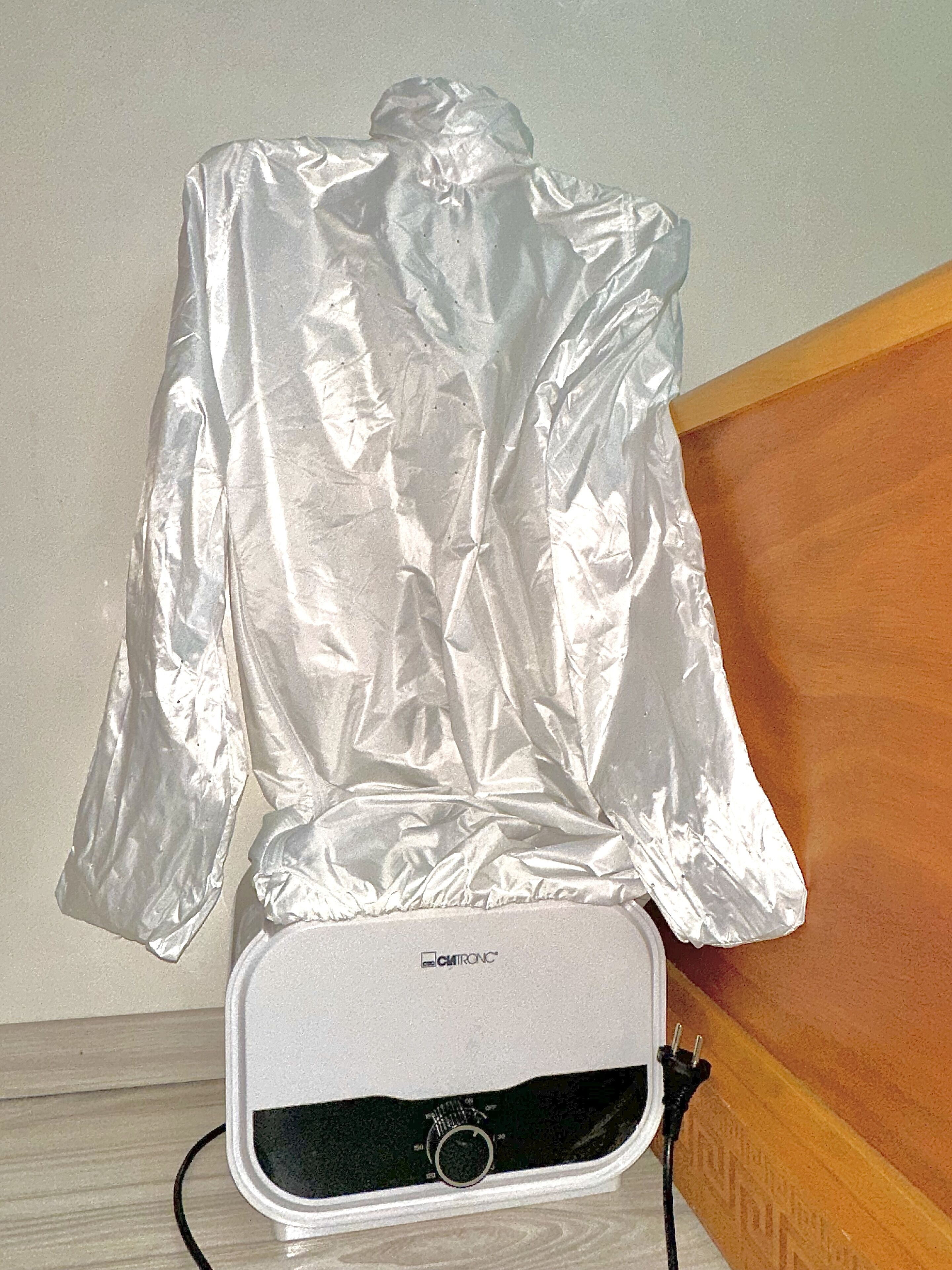 Un objet métallique portant une étiquette « CIVTRONIC » sur l’une de ses faces.