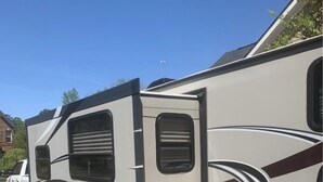 Uma caravana estacionada numa área residencial.