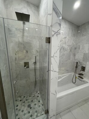 Ducha, bañera de hidromasaje, secador de pelo y toallas