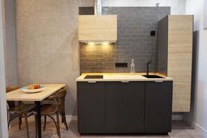 Fridge, microwave, dishwasher, coffee/tea maker
