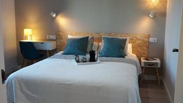 3 bedrooms, iron/ironing board, internet, bed sheets