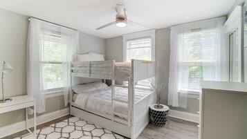 4 slaapkamers, een kluis op de kamer, een bureau