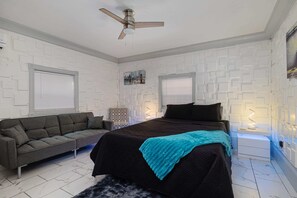 2 bedrooms, iron/ironing board, WiFi, bed sheets - A1 Spacious Oasis, Walk to Landing & Convention (Branson)