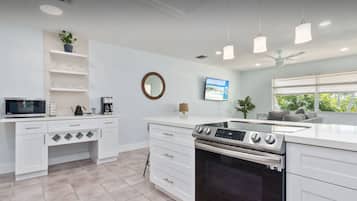 Geladeira, micro-ondas, fogão, cooktop