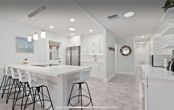 ثلاجة، ميكروويف، فرن، موقد طهي مسطح